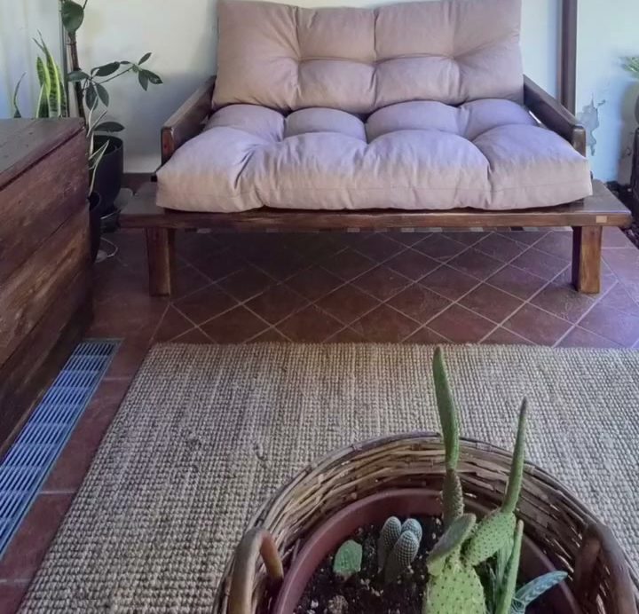 Divanetto in legno con cuscini imbottiti