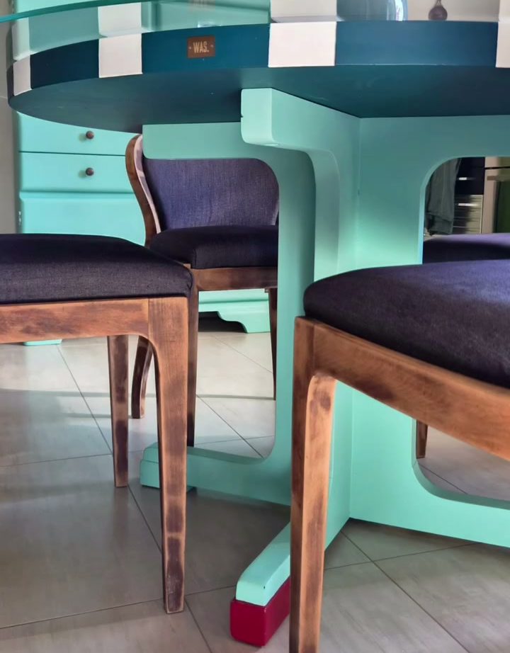 Tavolo e sedie color menta con il legno a vista